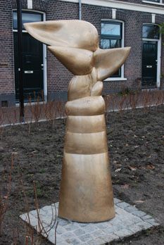 titel: De Gouden Engel jaartal: 1980 locatie: Parkweg/Pijkestraaat Het beeld dat 1.72 meter hoog is, werd in één keer in brons gegoten en heeft geen naden en laspunten.
