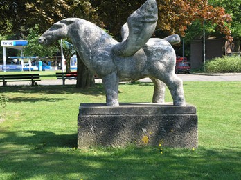 titel: Pegasus jaartal: 1965 locatie: Berg en Dalseweg/Hengstdalseweg Het gevleugelde paard van Ed Teeseling staat sinds jaar en dag in een plantsoen aan de Berg en Dalseweg ter hoogte van het