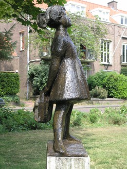 titel: Meisje met schooltas jaartal: 1959 locatie: Archipelstraat/Atjehstraat/Delistraat Eind jaren vijftig maakt de kunstenaar Ed van Teeseling het bronzen beeld van een meisje dat een schooltas