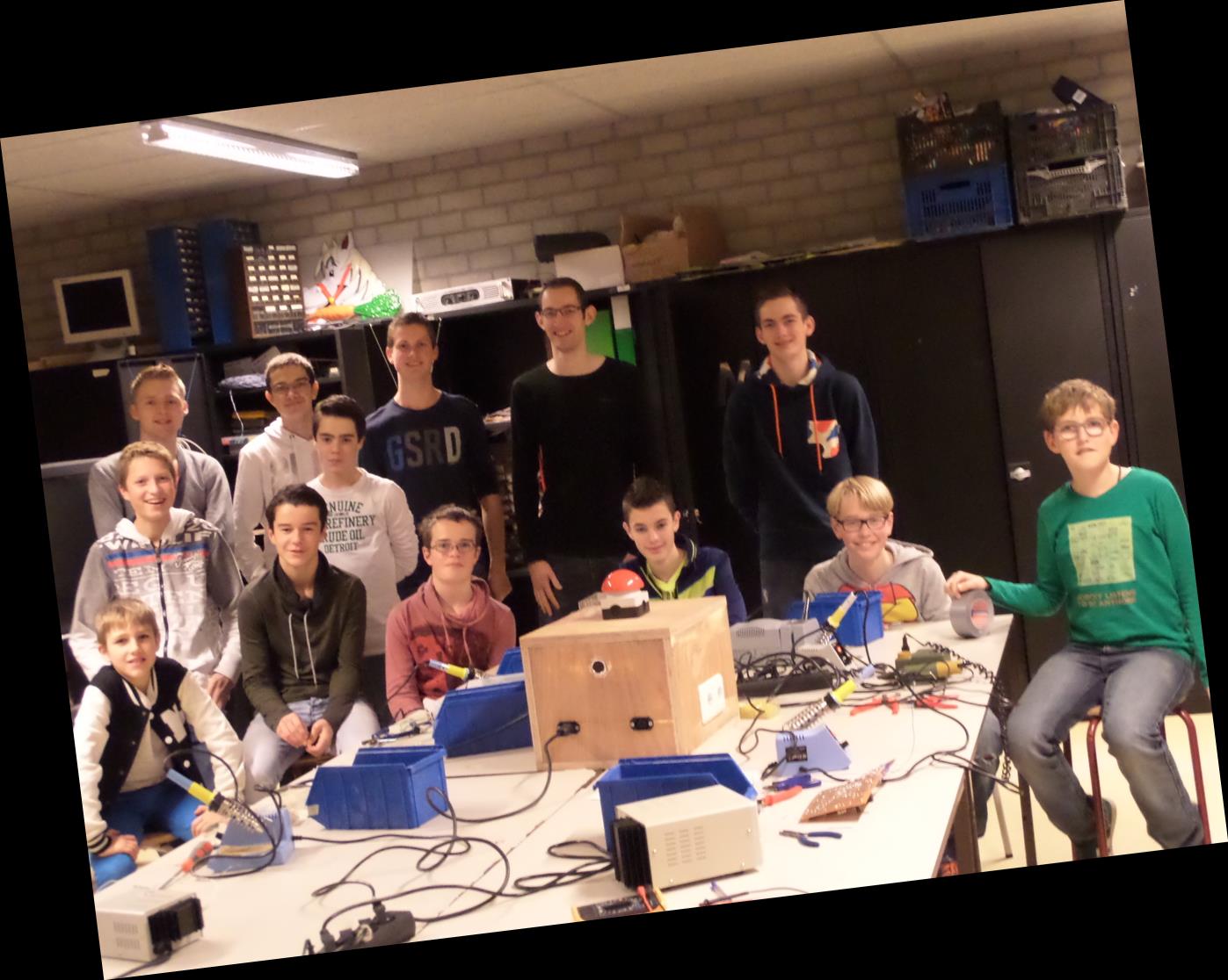 Weerstanden, LED s, soldeerbouten en elektromotors. Als dit jou aanspreekt of als je hier meer van wilt weten, dan moet je bij de elektronica club zijn!