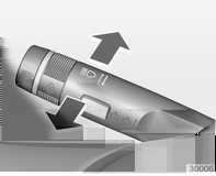 Verlichting 121 Automatische verlichting Grootlicht Wanneer de automatische verlichting is ingeschakeld en de motor loopt, wordt er automatisch gewisseld tussen dagrijlicht en dim-/grootlicht