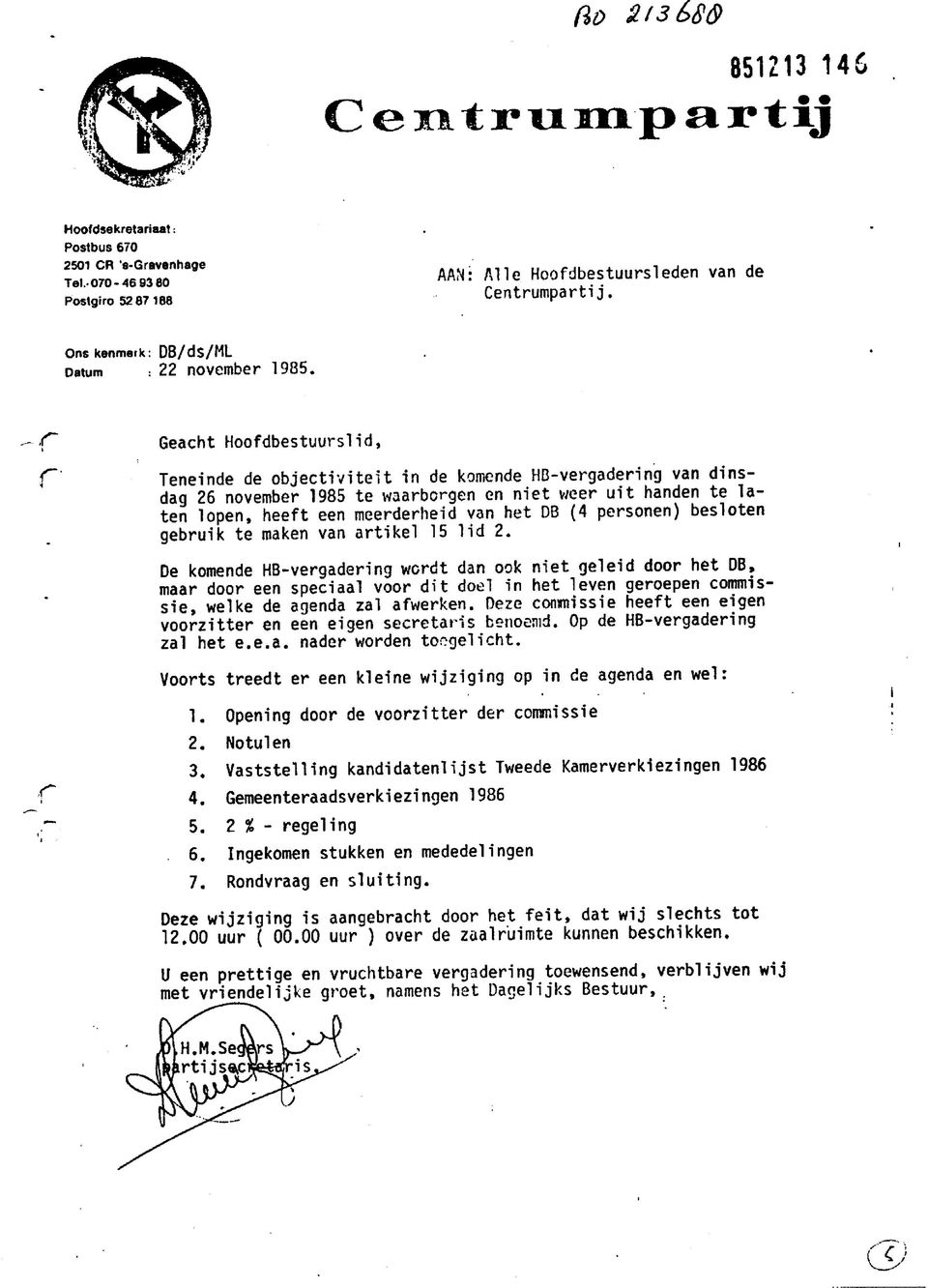 r r Geacht Hoofdbestuurslid, Teneinde de objectiviteit in de komende HC-vergadering van dinsdag 26 november 1985 te waarborgen en niet v/eer uit handen te laten lopen, heeft een meerderheid van het