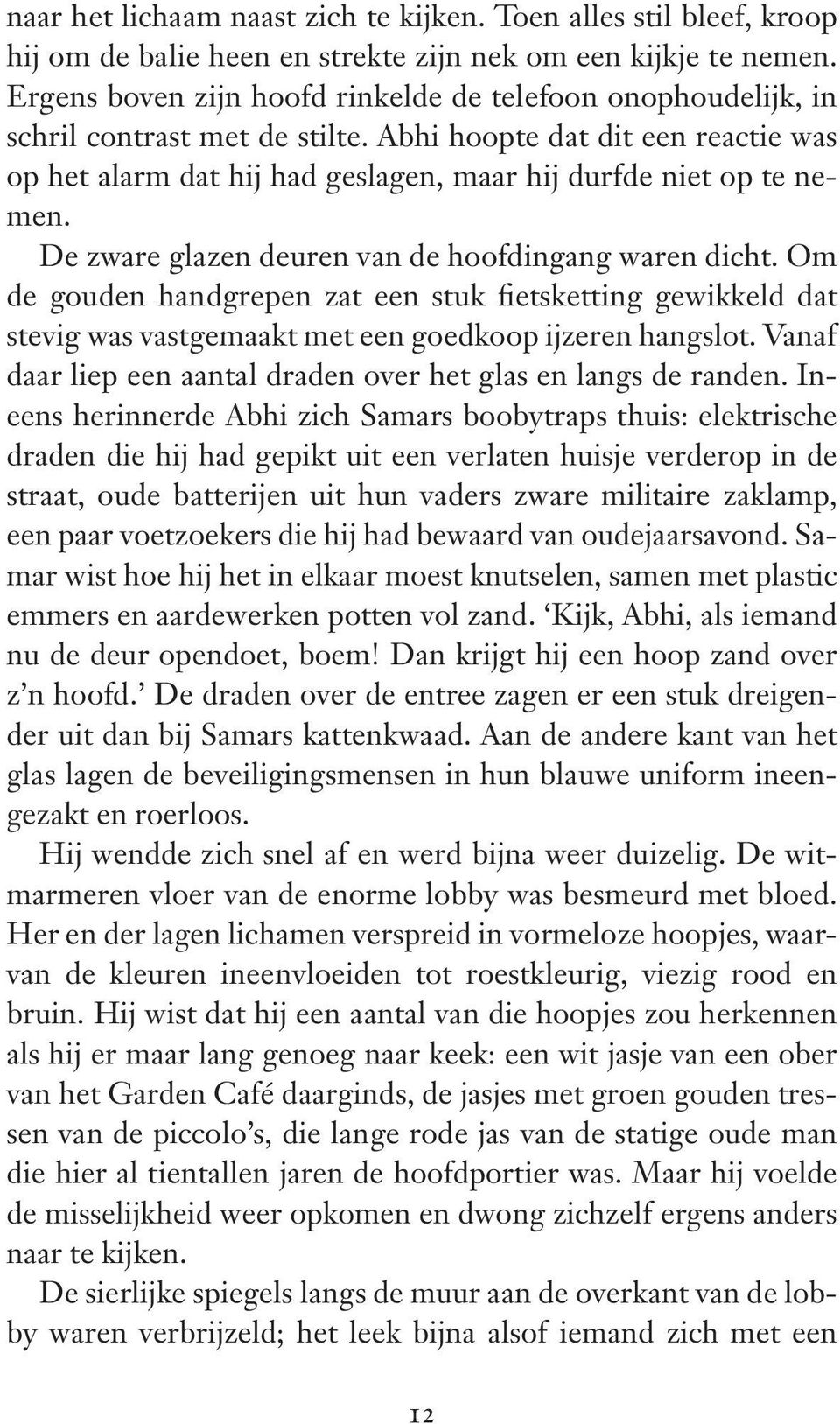 De zware glazen deuren van de hoofdingang waren dicht. Om de gouden handgrepen zat een stuk fietsketting gewikkeld dat stevig was vastgemaakt met een goedkoop ijzeren hangslot.