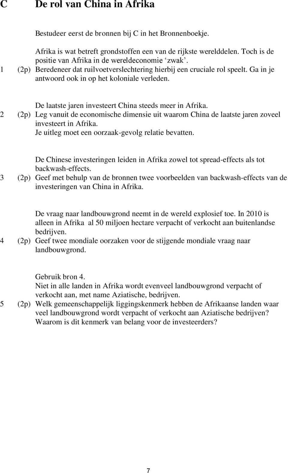 De laatste jaren investeert China steeds meer in Afrika. 2 (2p) Leg vanuit de economische dimensie uit waarom China de laatste jaren zoveel investeert in Afrika.