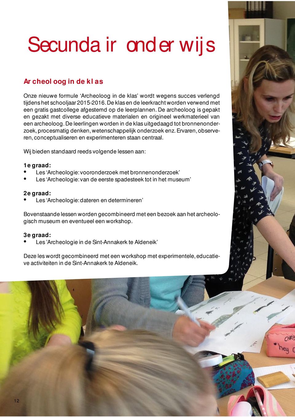 De archeoloog is gepakt en gezakt met diverse educatieve materialen en origineel werkmaterieel van een archeoloog.