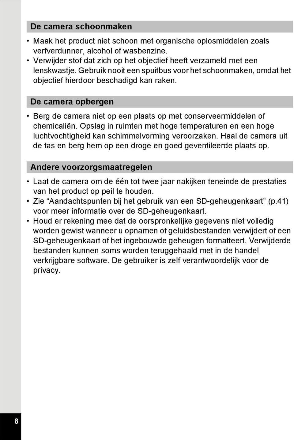 De camera opbergen Berg de camera niet op een plaats op met conserveermiddelen of chemicaliën. Opslag in ruimten met hoge temperaturen en een hoge luchtvochtigheid kan schimmelvorming veroorzaken.