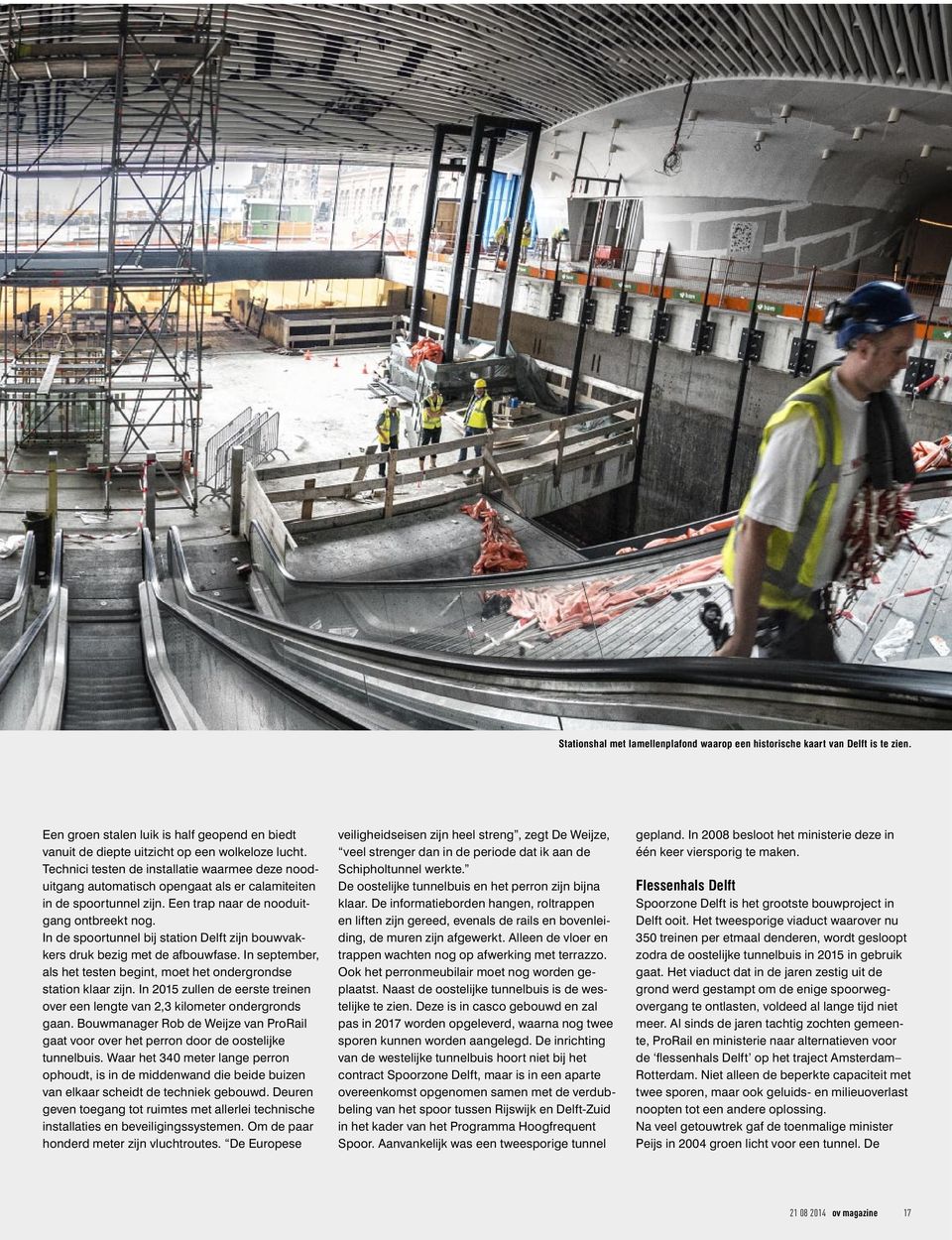 In de spoortunnel bij station Delft zijn bouwvakkers druk bezig met de afbouwfase. In september, als het testen begint, moet het ondergrondse station klaar zijn.