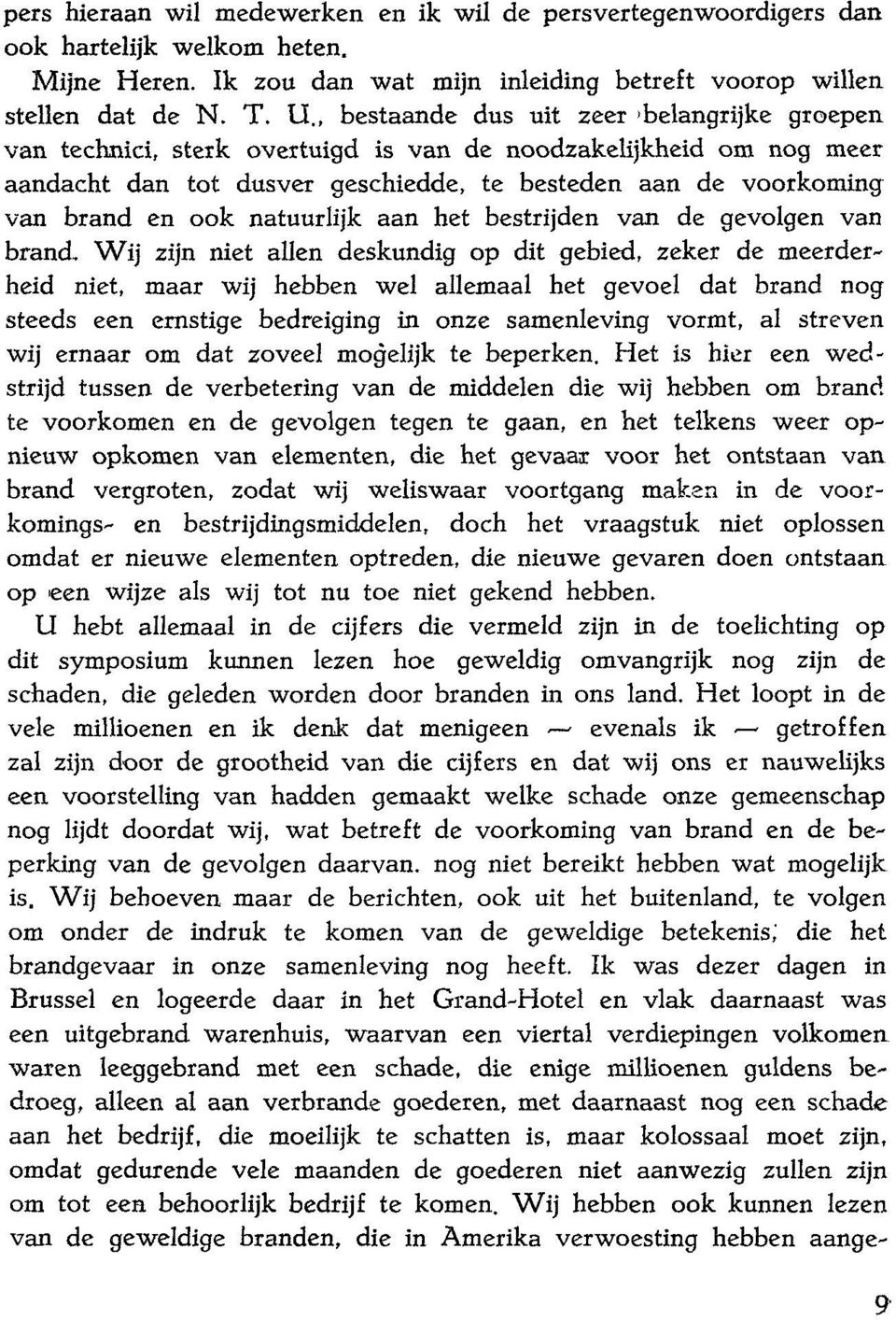 natuurlijk aan het bestrijden van de gevolgen van brand, \Vij zijn niet allen deskundig op dit gebied, zeker de meerderheid niet, maar wij hebben wel allemaal het gevoel dat brand nog steeds een