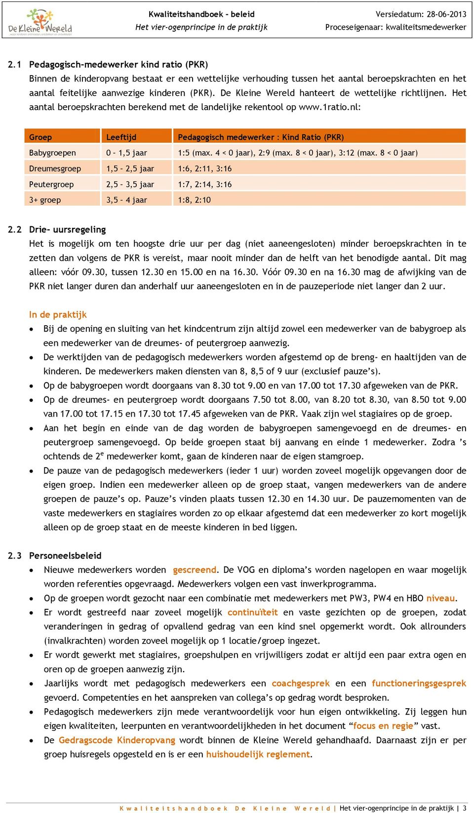 De Kleine Wereld hanteert de wettelijke richtlijnen. Het aantal beroepskrachten berekend met de landelijke rekentool op www.ratio.