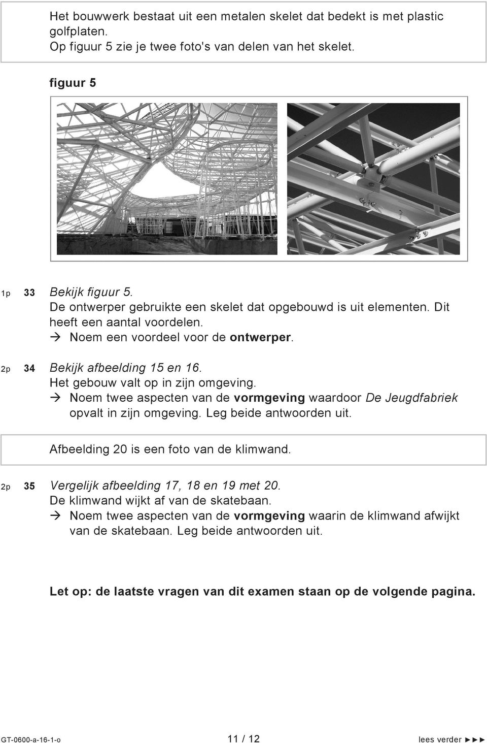 Het gebouw valt op in zijn omgeving. Noem twee aspecten van de vormgeving waardoor De Jeugdfabriek opvalt in zijn omgeving. Leg beide antwoorden uit. Afbeelding 20 is een foto van de klimwand.