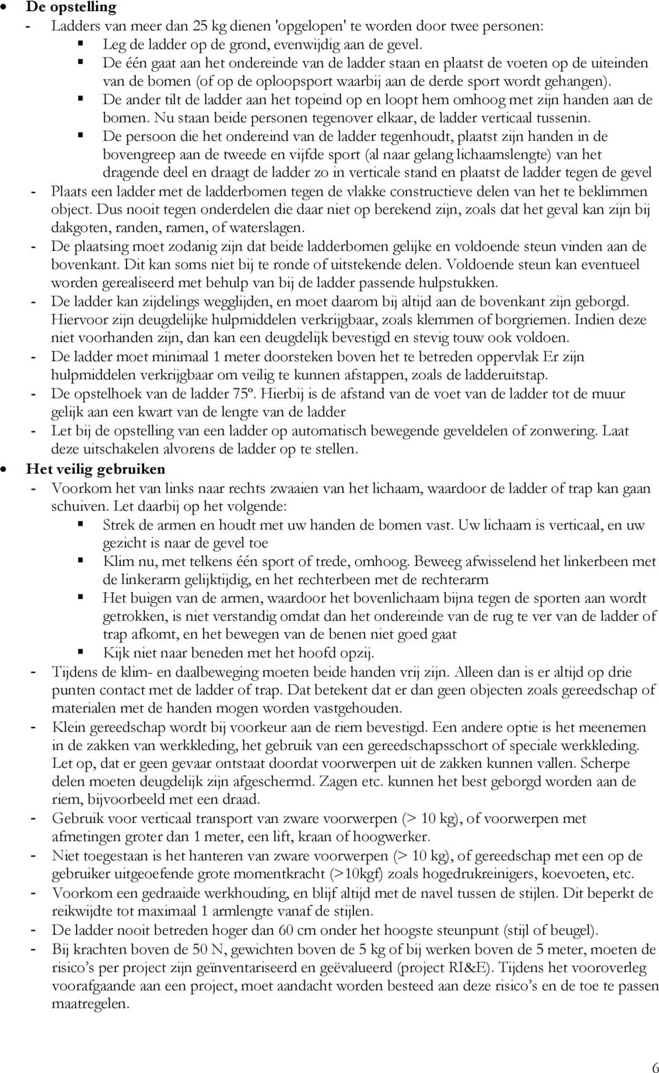 De ander tilt de ladder aan het topeind op en loopt hem omhoog met zijn handen aan de bomen. Nu staan beide personen tegenover elkaar, de ladder verticaal tussenin.