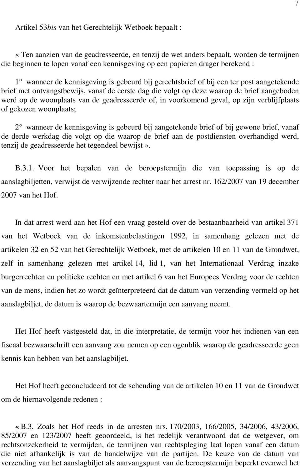 aangeboden werd op de woonplaats van de geadresseerde of, in voorkomend geval, op zijn verblijfplaats of gekozen woonplaats; 2 wanneer de kennisgeving is gebeurd bij aangetekende brief of bij gewone