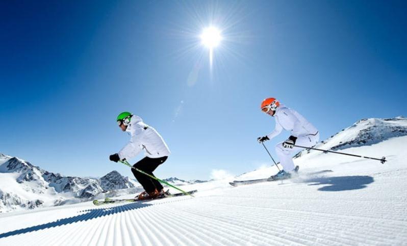 Programma In november zullen wij afreizen naar de Stubaier Gletsjer om met de grootste ski fanaten de eerste bochten van het seizoen te draaien in de sneeuw.