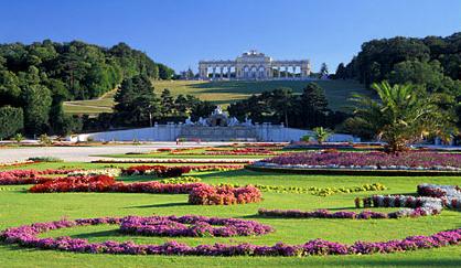 Schönbrunn Park Het uitgestrekte park is gelegen op een hellend terrein achter het paleis en was oorspronkelijk een jachtterrein.