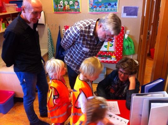 Je krijgt met nog drie andere kinderen een plekje in de school toegewezen, waar jij jouw boeken mag uitstallen en dus verkopen. Let op: Er is een vaste prijs. elk boek kost 50 cent!