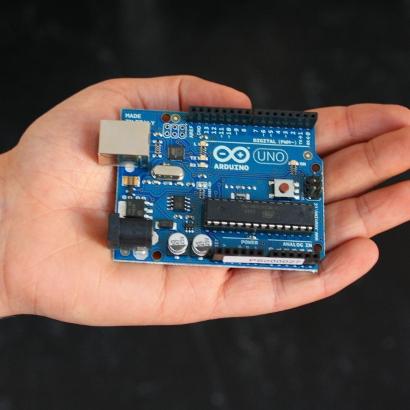 Roden, 2011-2012 Hoofdstuk 2: De hardware Om de robot te laten rijden zijn er motortjes nodig. En Invoer: om de lijn te detecteren is een sensor nodig.