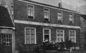 Hotel De Valk Locatie: Zuidstraat 97 Charley en Westkapelle Charley Toorop werd in 1891 in Katwijk geboren. Zij was de dochter van de beroemde schilder Jan Toorop (1858'1928).