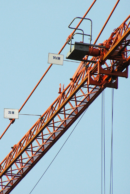 Op de giek is met bordjes de afstand tot de cabine aangegeven. Zie de linkerfoto. Op de rechterfoto zie je een detail. 3p { 34 Bij een afstand van 14,4 meter is het maximale gewicht 60000 N.