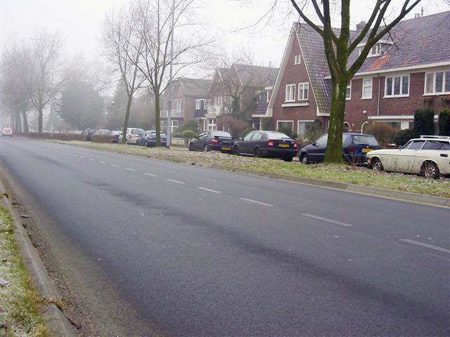 FLUISTERASFALT Lees de onderstaande tekst. FLUISTERASFALT Het verkeer raast en rolt over de Nederlandse wegen. Het bezorgt 4 miljoen Nederlanders ernstige geluidshinder.