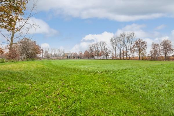 Nieuwstraat 0 ong. te Sint Oedenrode Op een fraaie, rustig gelegen locatie in het buitengebied van Sint Oedenrode gelegen agrarisch bedrijf bestaande uit een 2-sterren stierenstal (ca. 12x40 mtr.