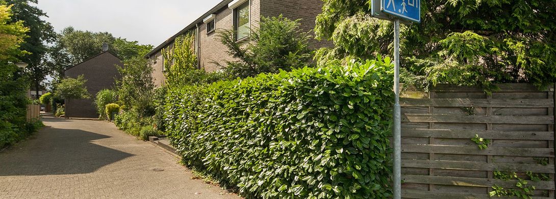 Kindvriendelijke wonen Hier kunt u gaan genieten! Instapklare woning met vier royale slaapkamers. Gelegen in een rustig straatje nabij basisschool, winkels, groenvoorzieningen.