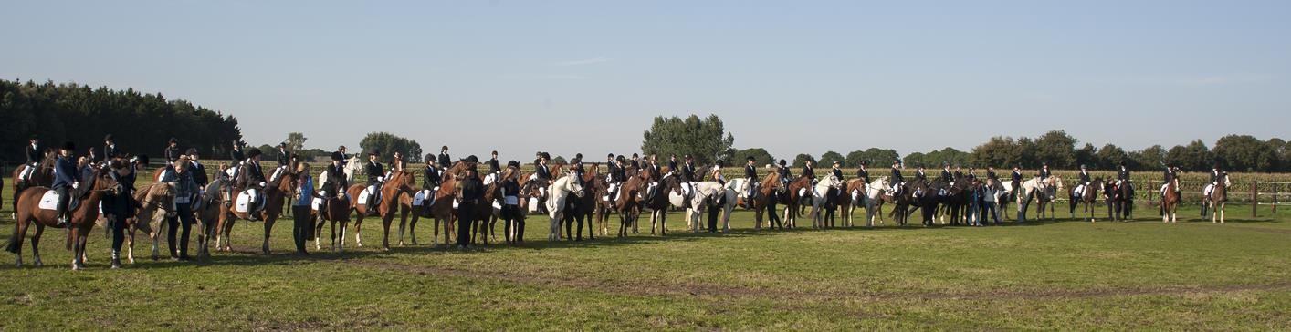 Als hij of zij zich aanmeldt op onze manege en jij levert de kortingsbon in, krijg jij op de volgende kwartaalkaart 40,-- korting. De kortingsbon ligt op de bar in de kantine van de manege.