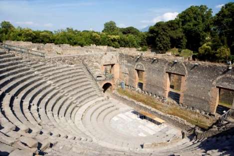 Herodes Atticus Theater. Op kleine afstand van het theater van Dionysos werd in 161 na Chr. dit theater gebouwd.