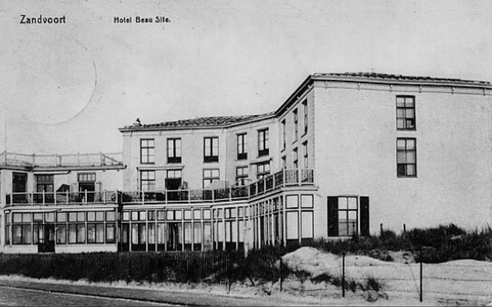 Jaar aan jaar bleven hiernaast duizenden joodse badgasten naar Zandvoort komen, met name vanuit Amsterdam. De blauwe tram was daarbij een populair vervoermiddel.