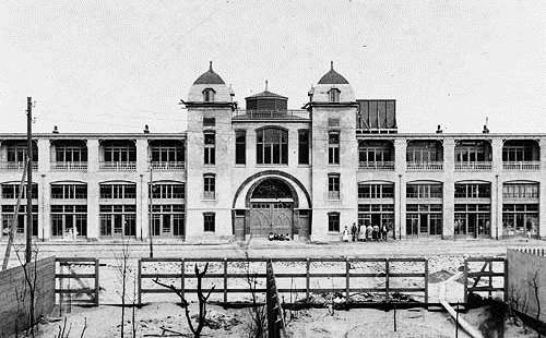 Aan het boekje van Prins kunnen de volgende gegevens worden ontleend: In 1906 vindt een aantal diensten plaats in Hotel Gompertz-de Beer aan de Kerkstraat. Deze waren eigenlijk te prijzig.