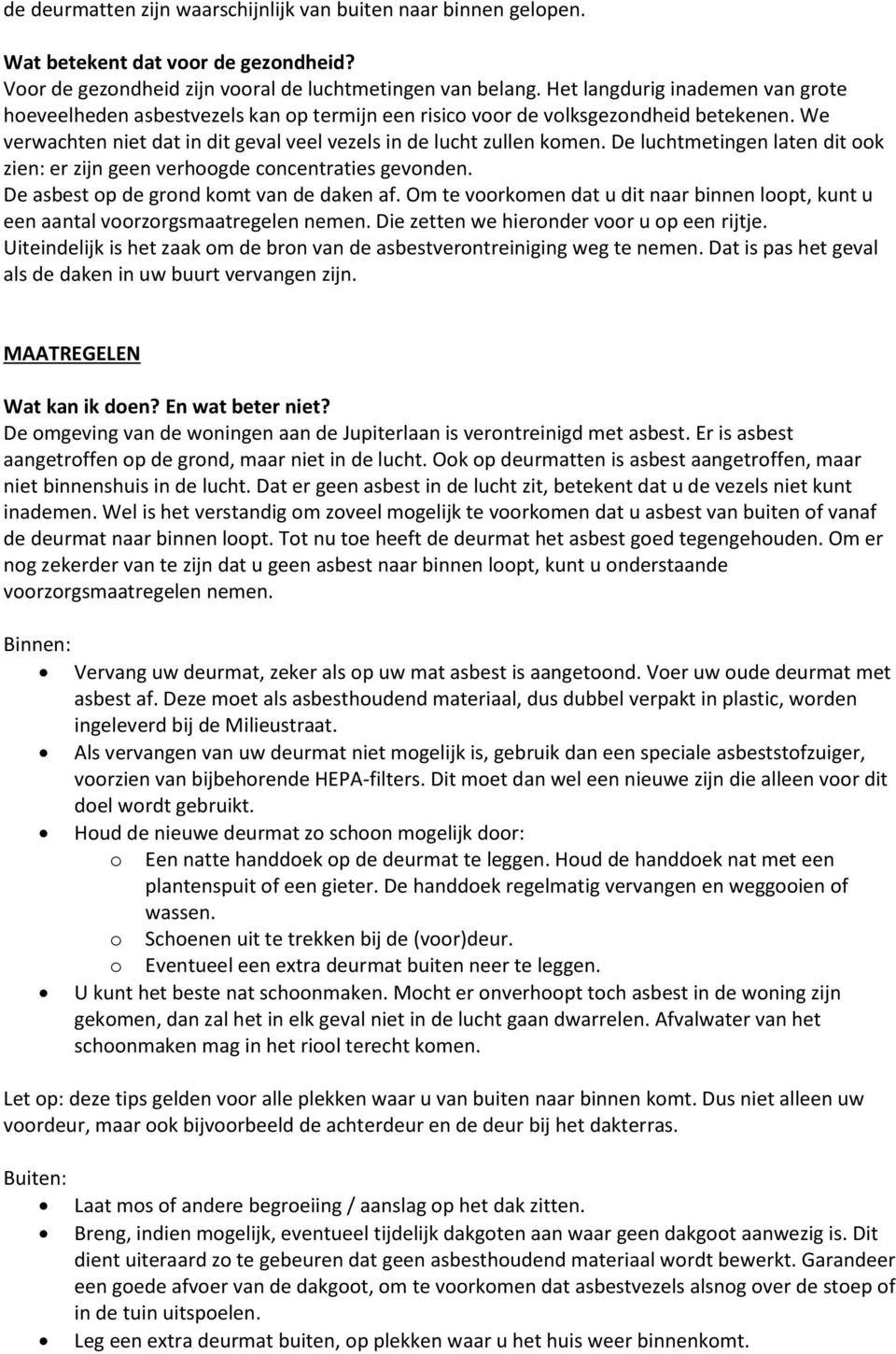 De luchtmetingen laten dit ook zien: er zijn geen verhoogde concentraties gevonden. De asbest op de grond komt van de daken af.