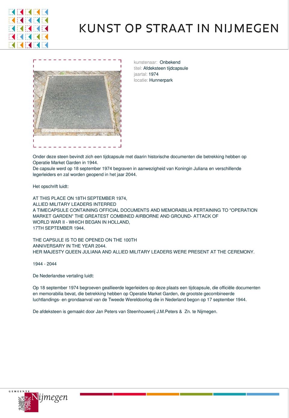 Het opschrift luidt: AT THIS PLACE ON 18TH SEPTEMBER 1974, ALLIED MILITARY LEADERS INTERRED A TIMECAPSULE CONTAINING OFFICIAL DOCUMENTS AND MEMORABILIA PERTAINING TO "OPERATION MARKET GARDEN" THE