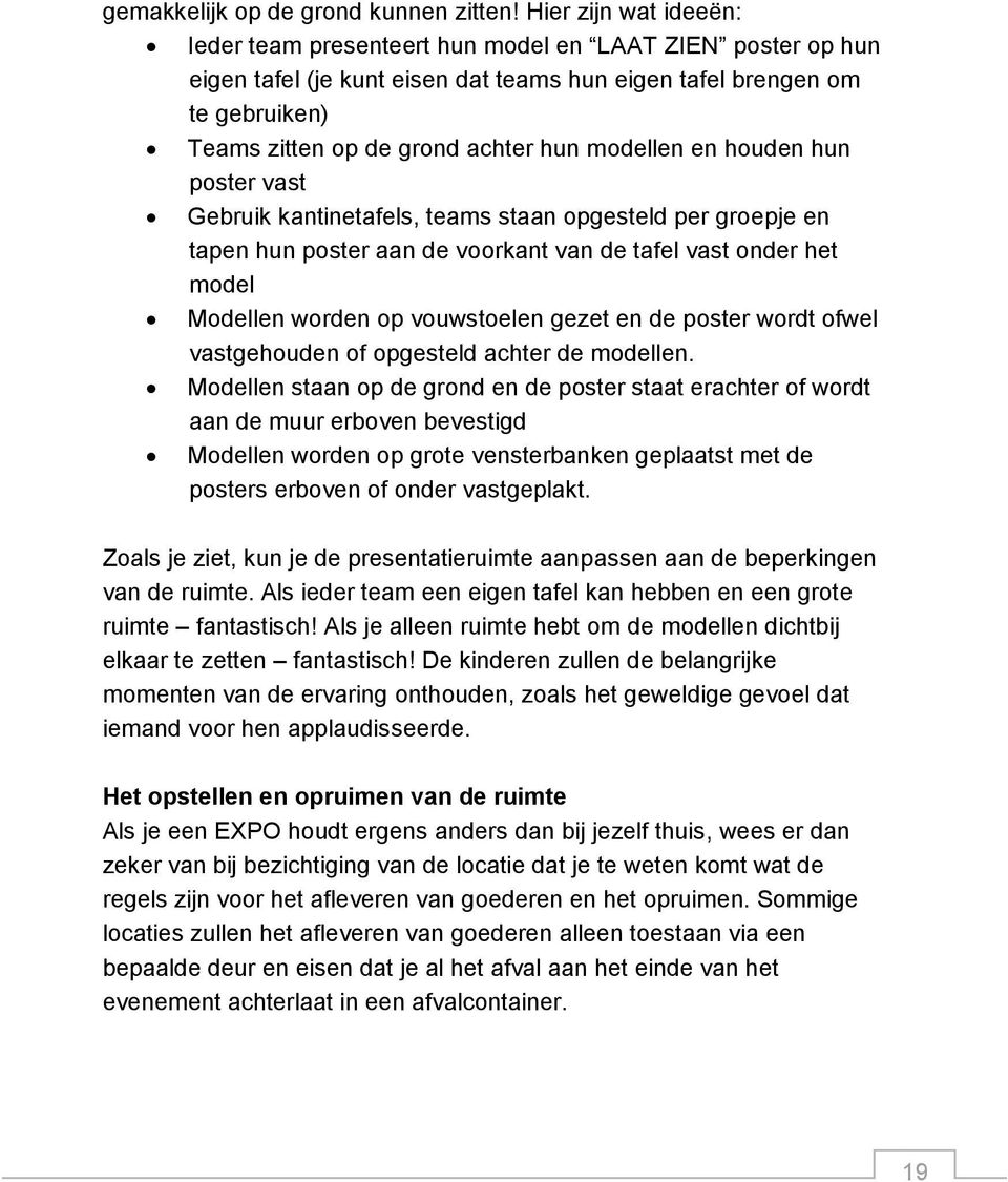 modellen en houden hun poster vast Gebruik kantinetafels, teams staan opgesteld per groepje en tapen hun poster aan de voorkant van de tafel vast onder het model Modellen worden op vouwstoelen gezet