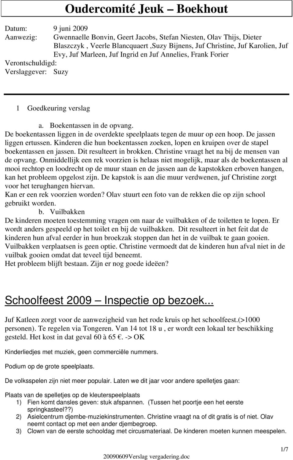 De boekentassen liggen in de overdekte speelplaats tegen de muur op een hoop. De jassen liggen ertussen. Kinderen die hun boekentassen zoeken, lopen en kruipen over de stapel boekentassen en jassen.