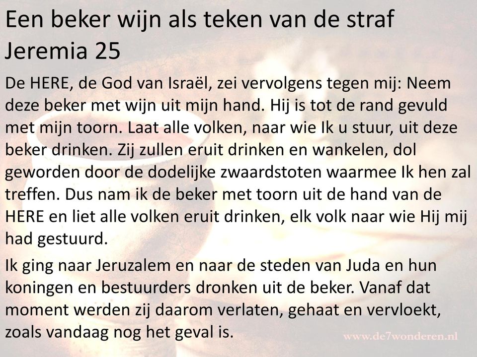 Zij zullen eruit drinken en wankelen, dol geworden door de dodelijke zwaardstoten waarmee Ik hen zal treffen.