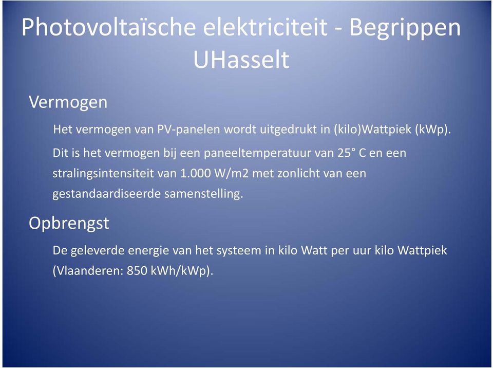 Dit is het vermogen bij een paneeltemperatuur van 25 C en een stralingsintensiteit van 1.