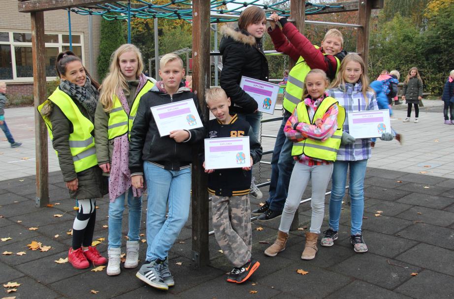 directie Agenda Bijlagen Diplomering mediatoren Dit schooljaar is het tweede jaar van de invoering van het programma De Vreedzame School op onze school.