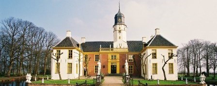 Bezoek Fraeylemaborg Donderdag 3 November is groep 4 naar de Fraeylemaborg geweest. We werden met een oude bus van het Busmuseum opgehaald en naar Slochteren gebracht.