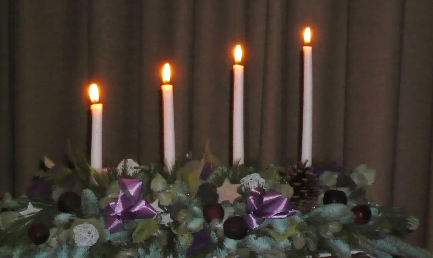 We Advent 2014 De kerk begint haar nieuw liturgisch jaar met een periode van verwachting, namelijk de Advent (adventus betekent komst ). Gelovigen verwachten de komst van de Heer Jezus.