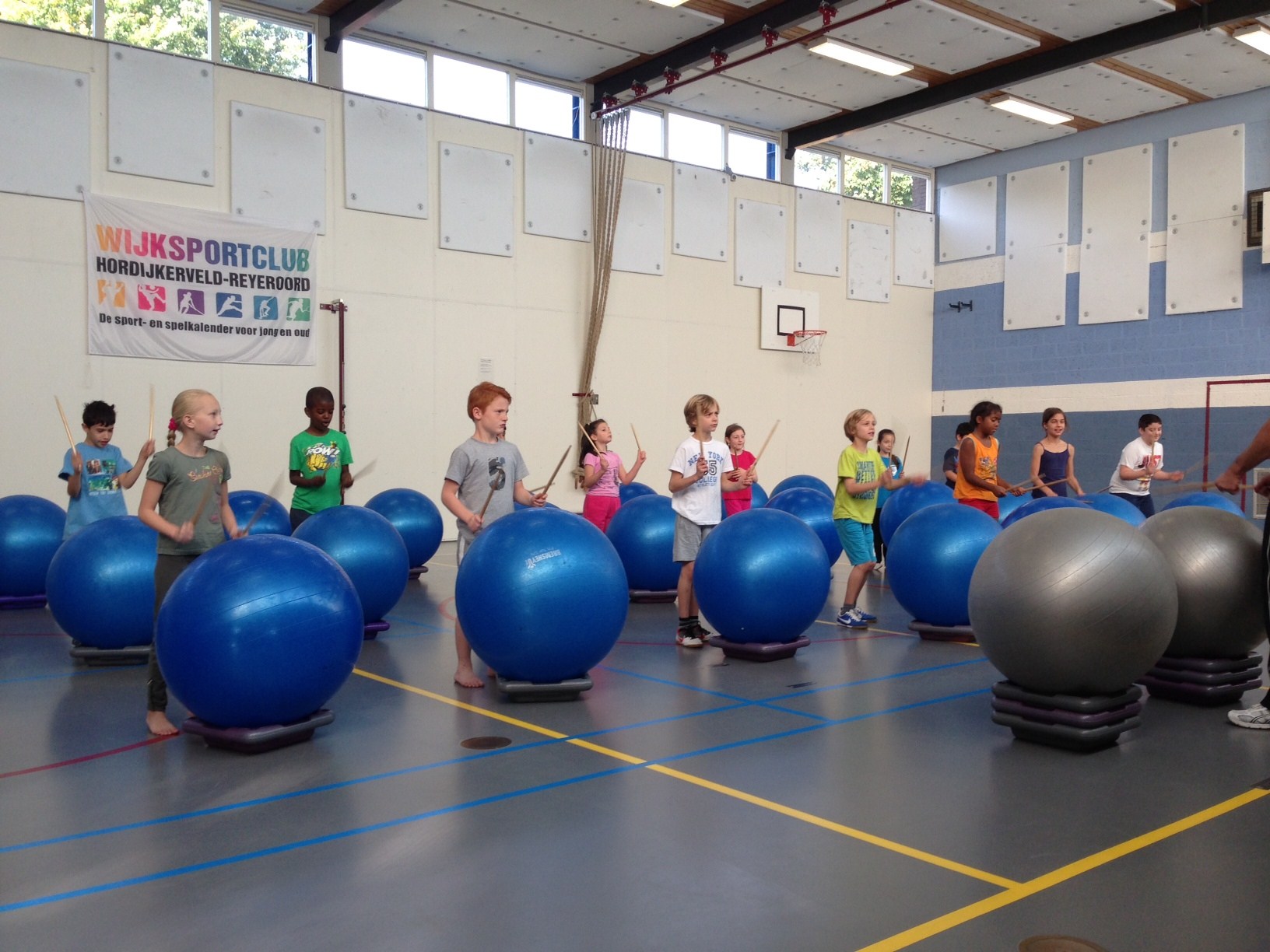 Lekker Fit nieuws Op de locatie Heindijk hebben alle kinderen van groep 1 t/m groep 8 gratis groenten en fruit gekregen. Iedere woensdag, donderdag en vrijdag krijgen zij van school een pauzehap.