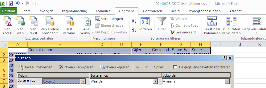 Klik in de bovenbalk van Excel op de tab Gegevens en kies voor Tekst naar kolommen Kies in de Wizard voor Gescheiden en klik op volgende.