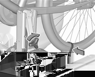 Opbergen 71 Plaats de wieluitsparingen zodanig dat de fiets grofweg horizontaal staat. Daarbij moet de afstand tussen de pedalen en de achterklep minstens 5 cm bedragen.