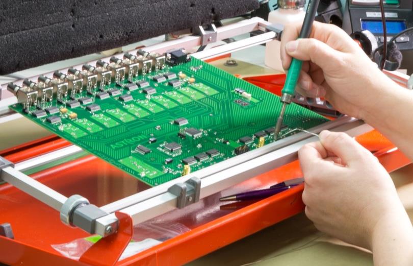 SMD ASSEMBLAGE: EEN VAK APART Major Electronics beschikt over een zeer modern SMD machinepark, waarmee uw product op een technisch hoogstaand niveau wordt geproduceerd.