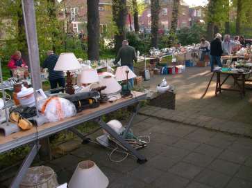 ROMMELMARKT & KLEDINGBEURS Op zaterdag 20 april vanaf 10.00 uur zal er weer een rommelmarkt plaatsvinden. Wij willen dat deze rommelmarkt/kledingbeurs weer een bijzondere morgen wordt.