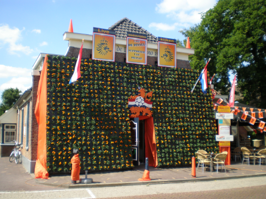 Ro(o)uting 5 Jiffy sponsort WK Oranje Afrikaantjes wand in Staphorst Cafe de Dissel in oranjesferen Bij elk WK of EK voetbal zorgt café de Dissel in Staphorst voor een bepaalde stunt.