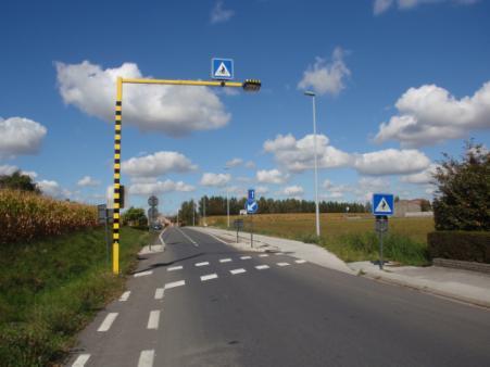 VOORBEELD 3: POPERINGE Krombeekseweg, Poperinge. Bij het binnenrijden van de bebouwde kom in Poperinge gaat het dubbelrichtingsfietspad over in gemengd verkeer.