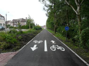 VOORBEELD 3: KORTRIJK Guldenspoorpad, Kortrijk. De eerste fietssnelweg in West-Vlaanderen is geïntegreerd in de recreatieve fietsroutes.