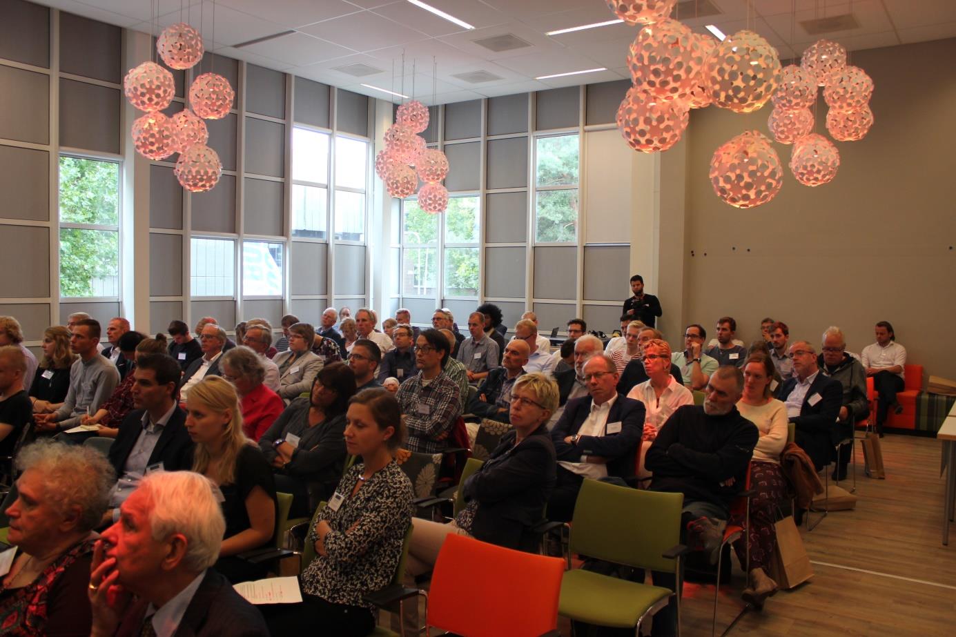 De conferentie, bijgewoond door ongeveer tachtig docenten en studenten, vond plaats in de Nieuwe Buitensociëteit te Zwolle. Vijf veelzijdige sprekers lieten hun licht schijnen op het thema. Dr.