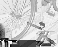 Opbergen 63 Draai de klem opzij (1) en trek de borgpen eruit. Demonteer het linkergedeelte van de drager (2). Een fiets bevestigen Steek het linkergedeelte van de drager in het rechtergedeelte (1).