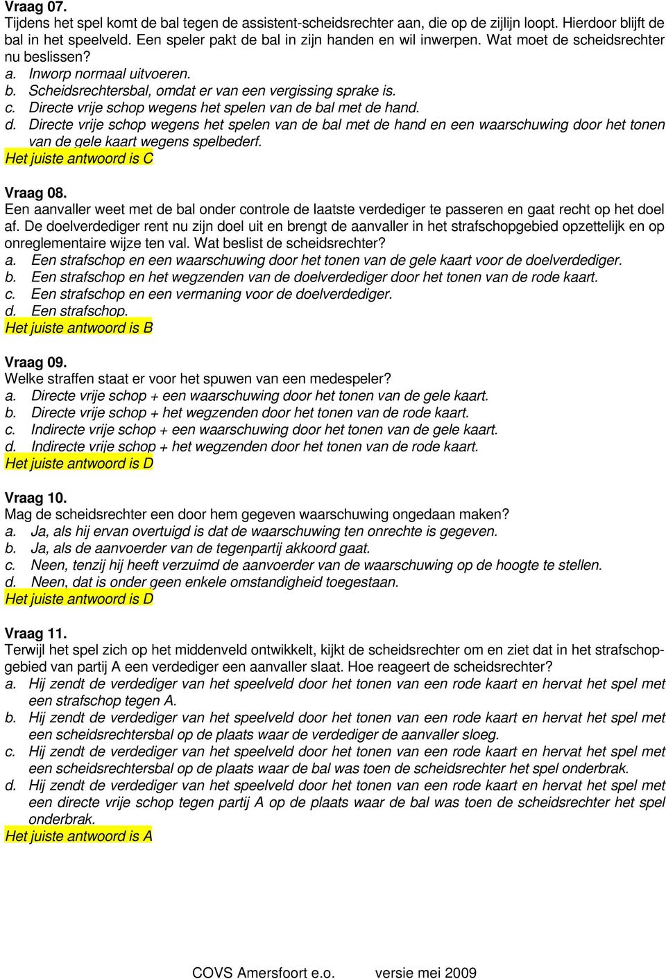 Vraag 08. Een aanvaller weet met de bal onder controle de laatste verdediger te passeren en gaat recht op het doel af.