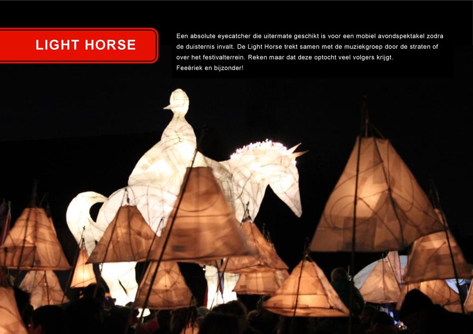 De Light Horse trekt samen met de muziekgroep door de straten of over het festivalterrein.